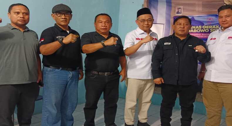 Sekelompok relawan Presidium Relawan Prabowo berpose menunjukkan simbol kebersamaan dan dukungan jelang Apel Kebangsaan.