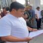 Kasi Penkum Kejati Sulsel, Soetarmi, saat menerima laporan dari GMPH Sulsel terkait kasus dugaan korupsi ART DPRD Tanah Toraja di depan kantor Kejati Sulsel