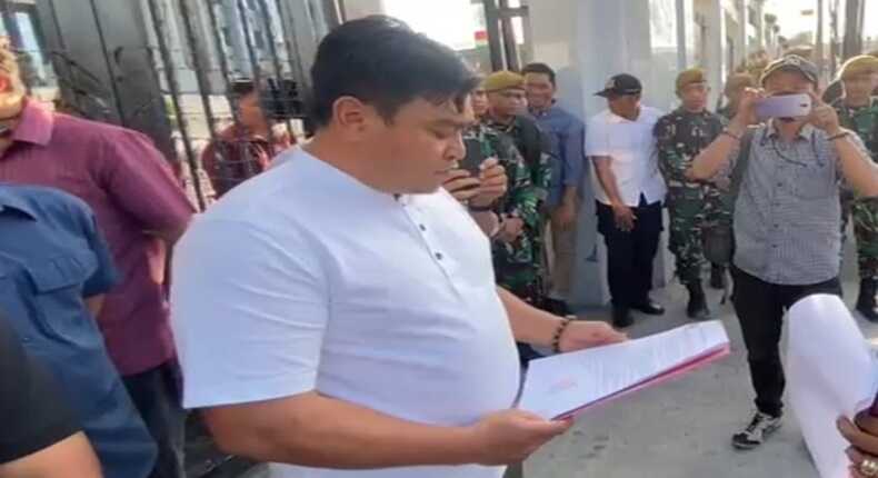 Kasi Penkum Kejati Sulsel, Soetarmi, saat menerima laporan dari GMPH Sulsel terkait kasus dugaan korupsi ART DPRD Tanah Toraja di depan kantor Kejati Sulsel