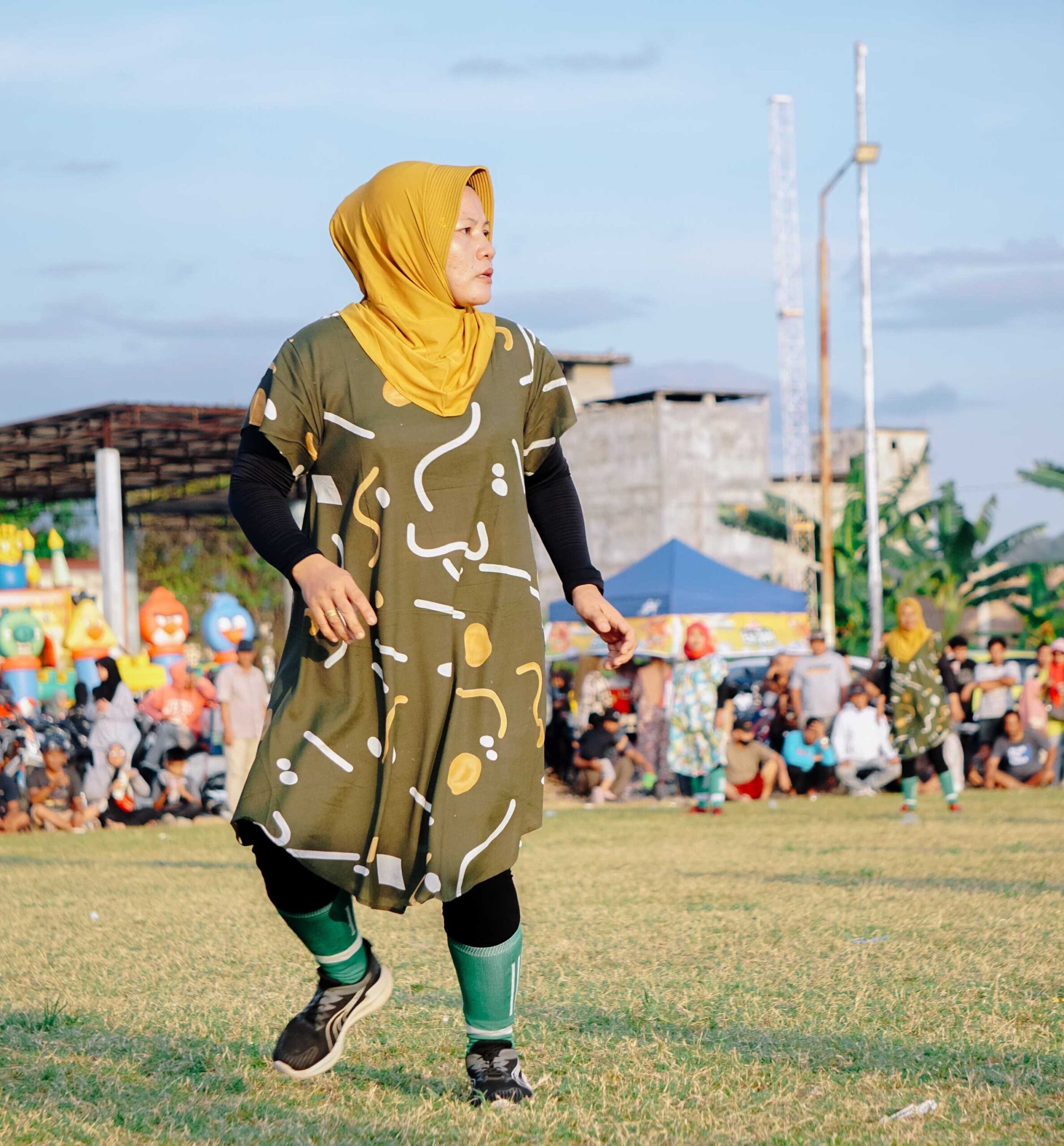 Pemain Srikandi Poros Tengah tampil nyentrik dengan menggunakan daster bermain sepak bola