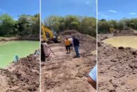 Tangkapan layar video – Emak-emak dan warga setempat mendatangi lokasi tambang galian C di Desa Tindang, Kecamatan Bontonompo Selatan, Kabupaten Gowa, Sulawesi Selatan, tampak galian tambang tersebut rusak parah kian dalam hingga menyerupai kolam renang.