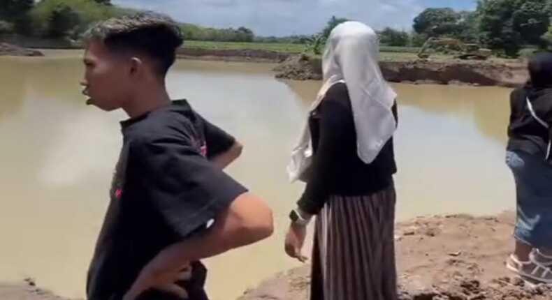 Sejumlah warga Dusun Mandengeng Toa, Desa Tindang, Kecamatan Bontonompo Selatan, Kabupaten Gowa, melihat lubang bekas tambang galian C yang menyerupai kolam besar.