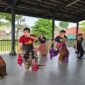 Penari muda sedang berlatih Tari Bedhaya Gandrungmanis di sebuah pendopo terbuka. Mereka mengenakan kain tradisional Jawa dan menampilkan gerakan khas Bedhaya, bagian dari persiapan pementasan Langen Mataya Bedhayan Gandrungmanis.
