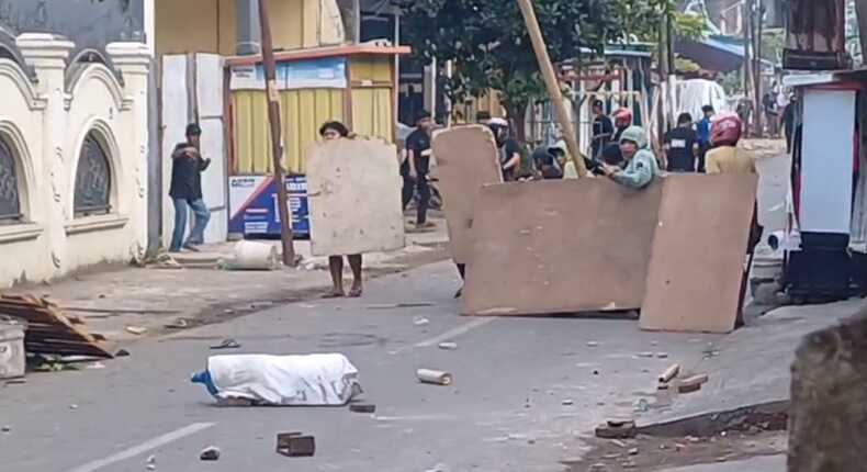 Tangkapan layar video – Dua Kelompok Pemuda di Tallo Saling Serang Busur