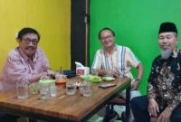 Sejumlah wartawan senior berkumpul dalam suasana santai sambil berbincang di sebuah warkop di Makassar.