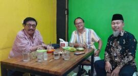 Sejumlah wartawan senior berkumpul dalam suasana santai sambil berbincang di sebuah warkop di Makassar.
