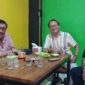 Sejumlah wartawan senior berkumpul dalam suasana santai sambil berbincang di sebuah warkop di Makassar.