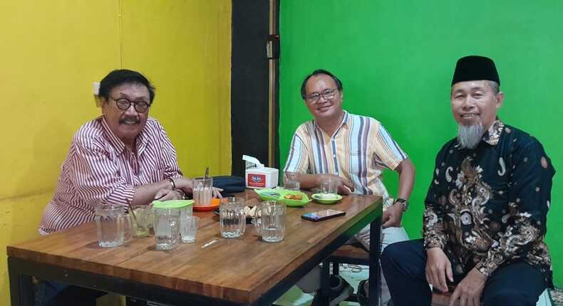 Sejumlah wartawan senior berkumpul dalam suasana santai sambil berbincang di sebuah warkop di Makassar.