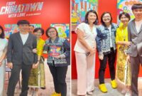 Oliver Wiharja (Ollie) berfoto bersama Veronica Tan, Wakil Menteri Pemberdayaan Perempuan dan Perlindungan Anak Indonesia serta Irene Umar, Wakil Menteri Ekonomi Kreatif yang berkunjung ke booth pameran Oliver di Art Jakarta (Foto : Kir/Kak Toto/Lasman)