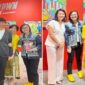 Oliver Wiharja (Ollie) berfoto bersama Veronica Tan, Wakil Menteri Pemberdayaan Perempuan dan Perlindungan Anak Indonesia serta  Irene Umar, Wakil Menteri Ekonomi Kreatif yang berkunjung ke booth pameran Oliver di Art Jakarta (Foto : Kir/Kak Toto/Lasman)