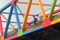 Video tangkapan layar – Detik-detik dua remaja Tegal melompat dari jembatan