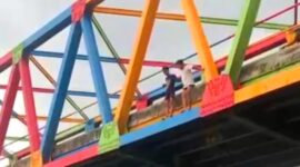 Video tangkapan layar – Detik-detik dua remaja Tegal melompat dari jembatan 