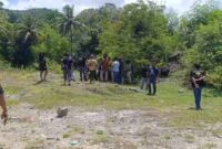 Sejumlah warga, wartawan dan DPRD saat mendatangi lokasi tambang galian C yang diduga ilegal, di Padangpoko, Kelurahan Mallawa, Kecamatan Mallusetasi, Kabupaten Barru, Kamis (16/10/2025).