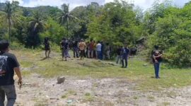 Sejumlah warga, wartawan dan DPRD saat mendatangi lokasi tambang galian C yang diduga ilegal, di Padangpoko, Kelurahan Mallawa, Kecamatan Mallusetasi, Kabupaten Barru, Kamis (16/10/2025).