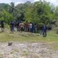 Sejumlah warga, wartawan dan DPRD saat mendatangi lokasi tambang galian C yang diduga ilegal, di Padangpoko, Kelurahan Mallawa, Kecamatan Mallusetasi, Kabupaten Barru, Kamis (16/10/2025).