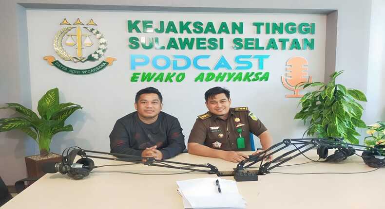 Direktur Laksus Muhammad Ansar (kiri)