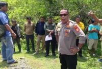 Kapolsek Mallusetasi Polres Barru, AKP Iriansyah, tampak menunjuk awak media sambil bertolak pinggang dengan gestur menantang saat peliputan di lokasi tambang galian C yang diduga ilegal, di Padangpoko, Kelurahan Mallawa, Kecamatan Mallusetasi, Kabupaten Barru, Kamis (16/10/2025).