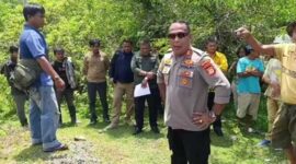 Kapolsek Mallusetasi Polres Barru, AKP Iriansyah, tampak menunjuk awak media sambil bertolak pinggang dengan gestur menantang saat peliputan di lokasi tambang galian C yang diduga ilegal, di Padangpoko, Kelurahan Mallawa, Kecamatan Mallusetasi, Kabupaten Barru, Kamis (16/10/2025).