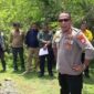 Kapolsek Mallusetasi Polres Barru, AKP Iriansyah, tampak menunjuk awak media sambil bertolak pinggang dengan gestur menantang saat peliputan di lokasi tambang galian C yang diduga ilegal, di Padangpoko, Kelurahan Mallawa, Kecamatan Mallusetasi, Kabupaten Barru, Kamis (16/10/2025).