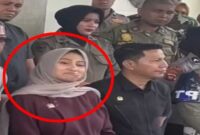 Tangkapan layar video - Ekspresi bibir menyungging Ketua Komisi III DPRD Kabupaten Gorontalo Utara (Gorut), Dheninda Chaerunnisa terekam kamera.