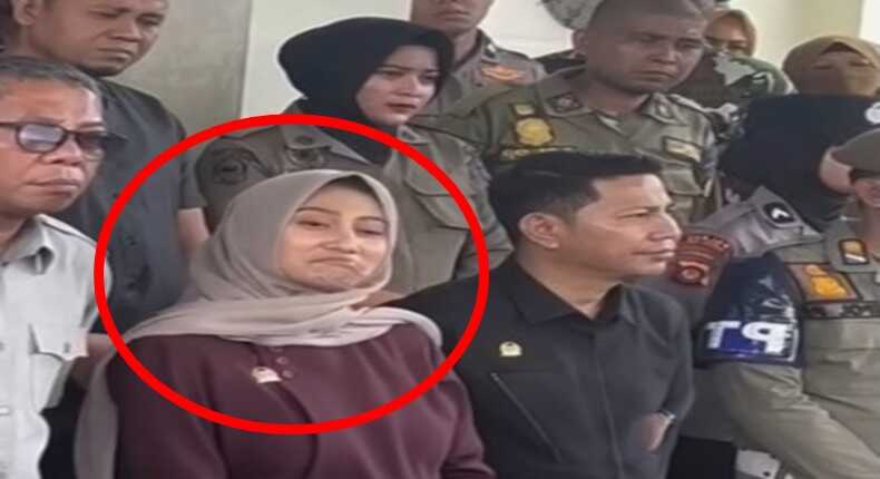Tangkapan layar video - Ekspresi bibir menyungging Ketua Komisi III DPRD Kabupaten Gorontalo Utara (Gorut), Dheninda Chaerunnisa terekam kamera.