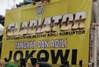 Tangkapan layar video - Ratusan massa dari Gladiator menggelar aksi di depan Gedung KPK, mendesak tangkap dan adili Jokowi serta membongkar bunker, Kamis (2/10/2025).