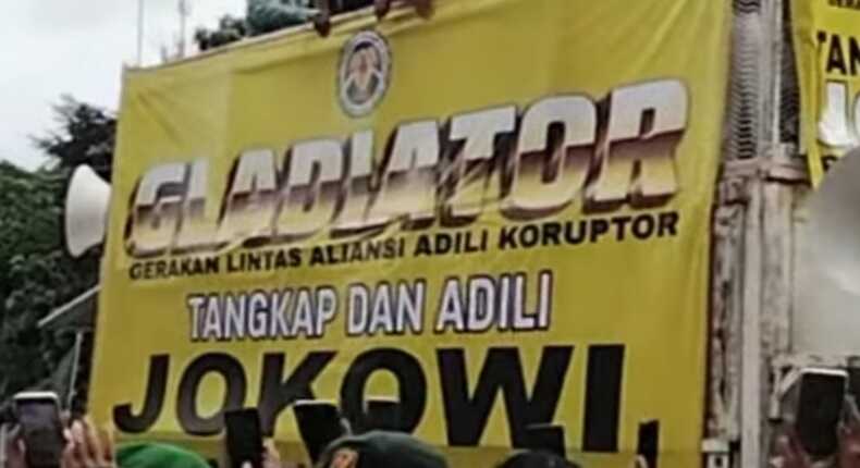 Tangkapan layar video - Ratusan massa dari Gladiator menggelar aksi di depan Gedung KPK, mendesak tangkap dan adili Jokowi serta membongkar bunker, Kamis (2/10/2025).
