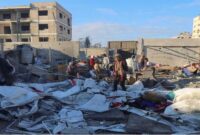 Warga Palestina mencari barang-barang yang masih bisa diselamatkan di antara puing bangunan yang hancur akibat serangan udara Israel di Gaza. (Ist)