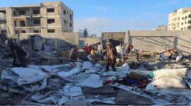 Warga Palestina mencari barang-barang yang masih bisa diselamatkan di antara puing bangunan yang hancur akibat serangan udara Israel di Gaza. (Ist)