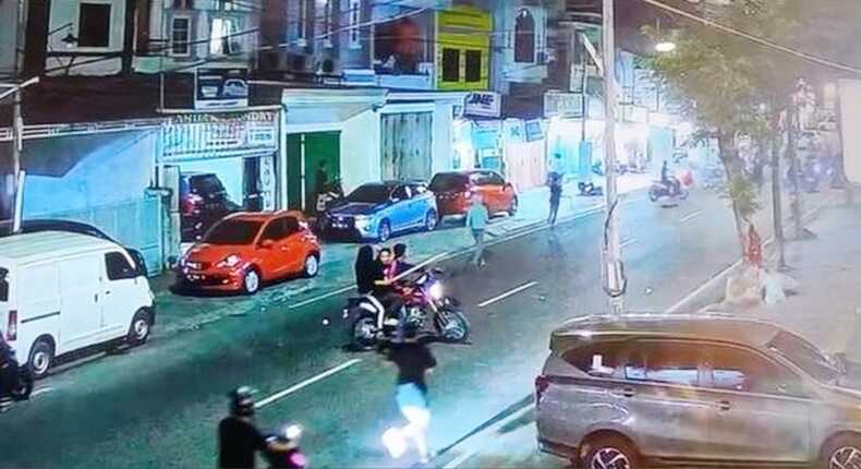 Tangkapan layar video – Aksi geng motor menebar teror di Lorong 9, Kelurahan Banta-bantaeng, Kota Makassar.