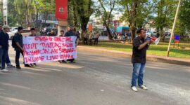 Aksi demonstrasi GMPH di depan Mapolda Sulsel mendesak Penyidik Polda untuk memberikan kejelasan terkait alasan Darmawansyah Muin masih bebas berkeliaran.