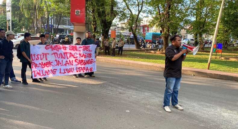 Aksi demonstrasi GMPH di depan Mapolda Sulsel mendesak Penyidik Polda untuk memberikan kejelasan terkait alasan Darmawansyah Muin masih bebas berkeliaran.