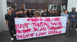 GMPH Sulsel saat menggelar aksi unjuk rasa di depan Kantor Kejaksaan Tinggi (Kejati) Sulsel pada Selasa (14/10/2025).