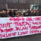 GMPH Sulsel saat menggelar aksi unjuk rasa di depan Kantor Kejaksaan Tinggi (Kejati) Sulsel pada Selasa (14/10/2025).