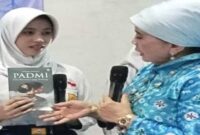 Halimah Munawir, Ketua Obor Sastra, belakangan ini rutin keluar-masuk sekolah untuk memberi motivasi agar siswa dan siswi ‘melek’ sastra. Tampak Halimah menyerahkan karya novelnya PADMI kepada seorang siswi, sebagai dorongan agar memiliki semangat tinggi dalam proses kreatif menulis karya sastra. (Foto: Lasman)