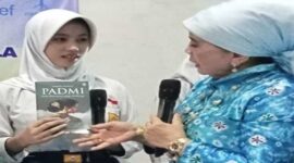 Halimah Munawir, Ketua Obor Sastra, belakangan ini rutin keluar-masuk sekolah untuk memberi motivasi agar siswa dan siswi ‘melek’ sastra. Tampak Halimah menyerahkan karya novelnya PADMI kepada seorang siswi, sebagai dorongan agar memiliki semangat tinggi dalam proses kreatif menulis karya sastra. (Foto: Lasman)