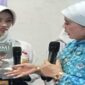 Halimah Munawir, Ketua Obor Sastra, belakangan ini rutin keluar-masuk sekolah untuk memberi motivasi agar siswa dan siswi ‘melek’ sastra. Tampak Halimah menyerahkan karya novelnya PADMI kepada seorang siswi, sebagai dorongan agar memiliki semangat tinggi dalam proses kreatif menulis karya sastra. (Foto: Lasman)