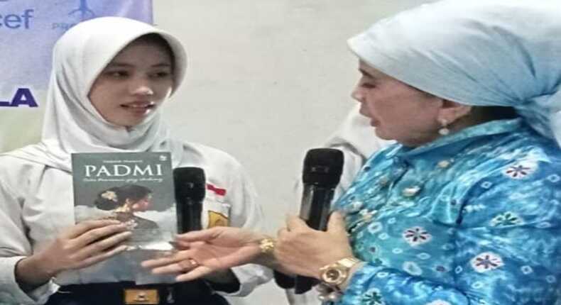 Halimah Munawir, Ketua Obor Sastra, belakangan ini rutin keluar-masuk sekolah untuk memberi motivasi agar siswa dan siswi ‘melek’ sastra. Tampak Halimah menyerahkan karya novelnya PADMI kepada seorang siswi, sebagai dorongan agar memiliki semangat tinggi dalam proses kreatif menulis karya sastra. (Foto: Lasman)