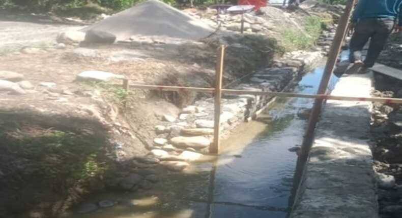 Proyek irigasi di Tana Lili, Kabupaten Luwu Utara, terlihat sedang dalam proses pembangunan.