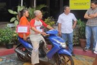 HZ, tersangka penganiayaan suami, diperagakan dalam rekonstruksi di Polsek Kebon Jeruk, Jakarta Barat, Selasa (21/10/2025). Foto: Antara