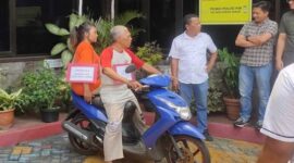 HZ, tersangka penganiayaan suami, diperagakan dalam rekonstruksi di Polsek Kebon Jeruk, Jakarta Barat, Selasa (21/10/2025). Foto: Antara
