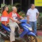HZ, tersangka penganiayaan suami, diperagakan dalam rekonstruksi di Polsek Kebon Jeruk, Jakarta Barat, Selasa (21/10/2025). Foto: Antara