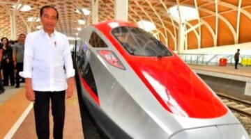 Jokowi berpose di lokasi proyek Kereta Cepat Jakarta–Bandung (Whoosh).
