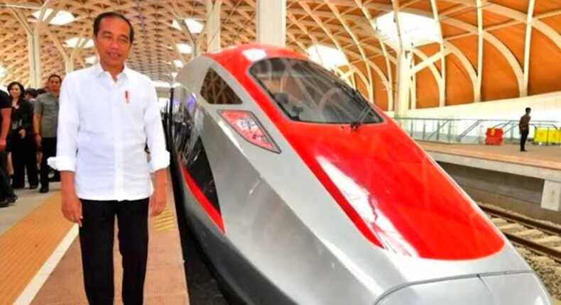 Jokowi berpose di lokasi proyek Kereta Cepat Jakarta–Bandung (Whoosh).