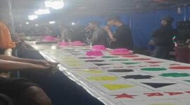 Warga mengikuti permainan ketangkasan yang diduga menjadi modus perjudian di pasar malam Desa Bunga Didi, Kecamatan Tanalili, Luwu Utara.
