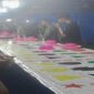 Warga mengikuti permainan ketangkasan yang diduga menjadi modus perjudian di pasar malam Desa Bunga Didi, Kecamatan Tanalili, Luwu Utara.