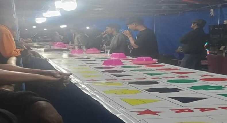 Warga mengikuti permainan ketangkasan yang diduga menjadi modus perjudian di pasar malam Desa Bunga Didi, Kecamatan Tanalili, Luwu Utara.