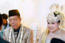 Kakek 74 tahun nikahi gadis muda di Pacitan dengan mahar cek Rp 3 miliar. Pernikahan beda generasi ini jadi viral di berbagai platform (Ist)