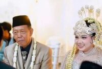 Kakek 74 tahun nikahi gadis muda di Pacitan dengan mahar cek Rp 3 miliar. Pernikahan beda generasi ini jadi viral di berbagai platform (Ist)