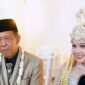 Kakek 74 tahun nikahi gadis muda di Pacitan dengan mahar cek Rp 3 miliar. Pernikahan beda generasi ini jadi viral di berbagai platform (Ist)